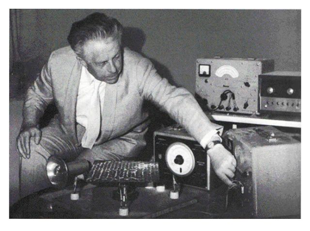 Hans Jenny en su laboratorio observando patrones cymáticos