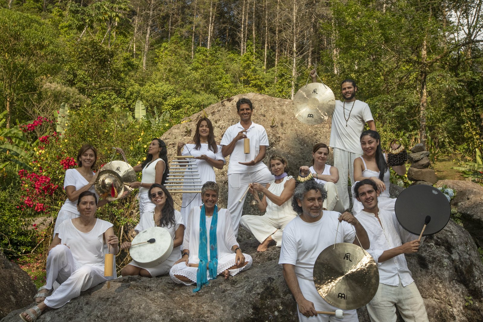 Estudiantes y graduados con instrumentos en la naturaleza