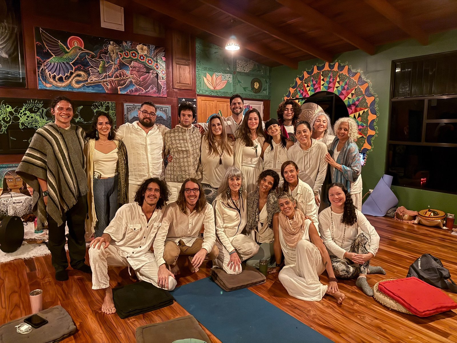 Grupo de graduados en encuentro presencial