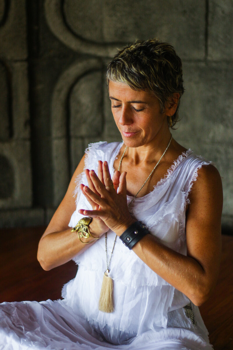 Marianela Ortiz — práctica vibracional, mudra de meditación